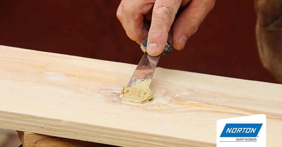 Cubre las imperfecciones con masilla para madera