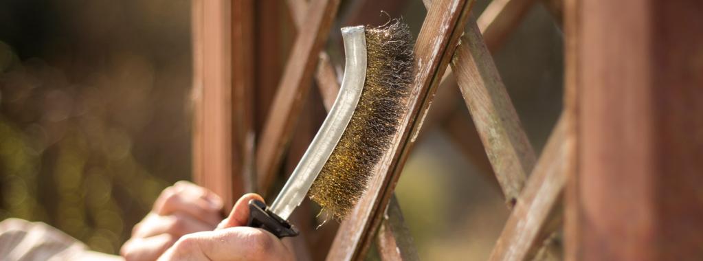 poncer avec des brosses