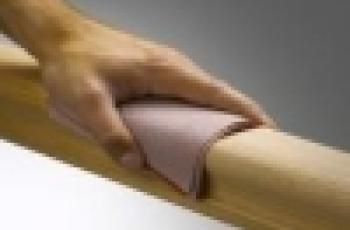El primer paso para obtener un buen resultado en un proceso de pintura o de barnizado en la madera es el proceso de Lijado.