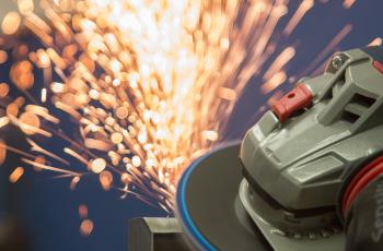 Materiaal verwijderen met een Norton lamellenschijf en haakse slijper