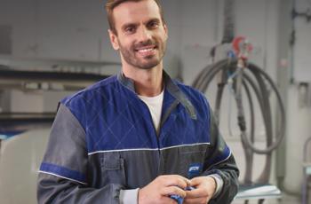 Homme en bleu de travail dans atelier