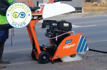 Schneiden im Asphalt mit dem Fugenschneider