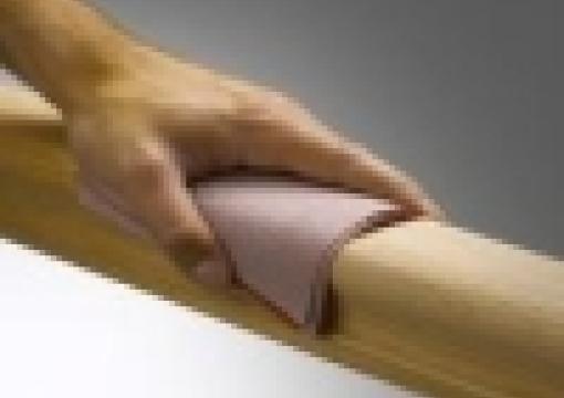 El primer paso para obtener un buen resultado en un proceso de pintura o de barnizado en la madera es el proceso de Lijado.