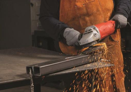 Operator using a Norton RazorStar fiber disc