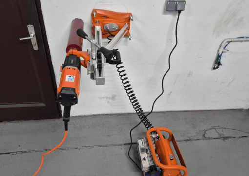 Kernbohrung mit der Vakuumpumpe CVP113.
