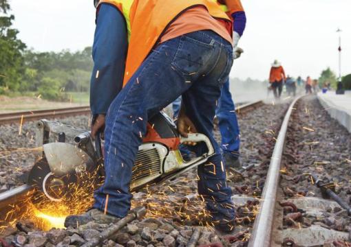 Corte e substituição dum trilho ferroviário