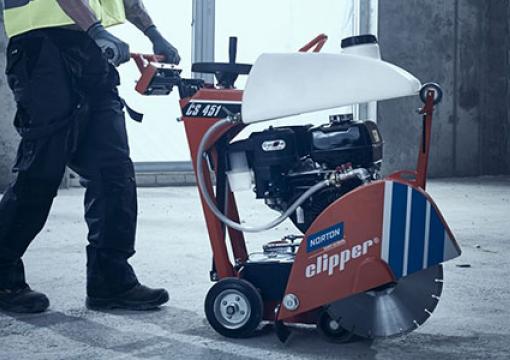 Schneiden in Beton oder Asphalt mit dem Fugenschneider