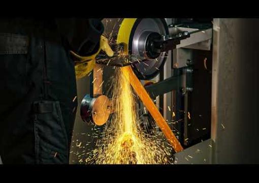 See the Norton RazorStar® R990S 36+ grinding belt in action!