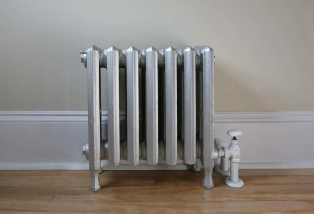 Bannière guide complet Norton DIY pour rénover et peindre un radiateur en fonte, incluant étapes de nettoyage, décapage et peinture.