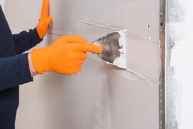 Applying drywall compound to a taped seam