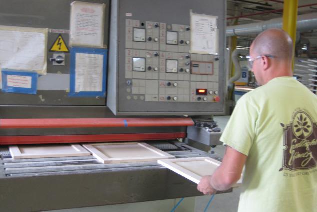 To evaluate widebelt sanding performance for stained components, some 30 sample components are sanded on test belts for a compatibility study.