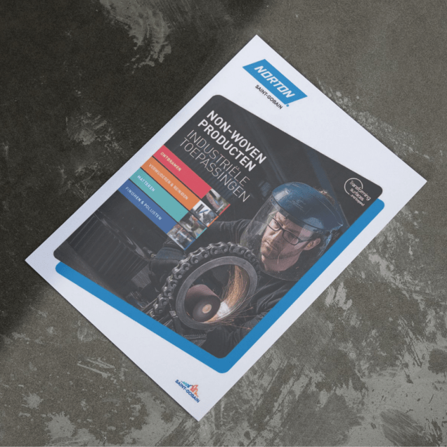Non-woven brochure op steen