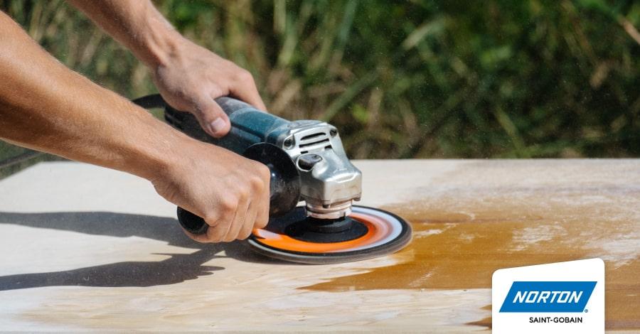 Los errores más comunes al lijar el barniz de madera ¿cómo evitarlos?