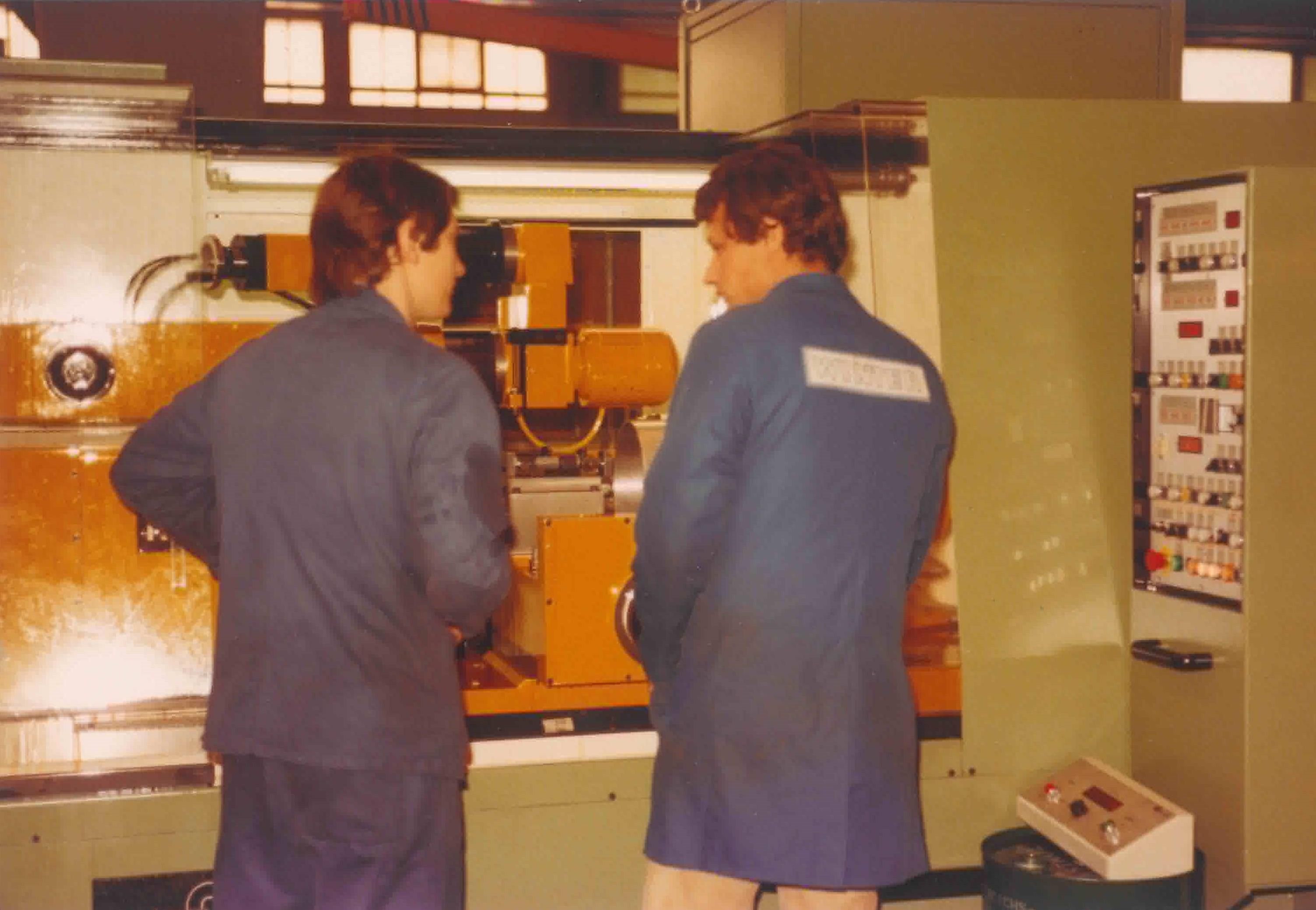 Peter Vollenweider (rechts im Bild) in der Entwicklungsabteilung bei Ernst Winter & Sohn GmbH & Co Norderstedt, 1979