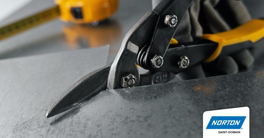 ¿Qué se puede utilizar para cortar metal grueso?