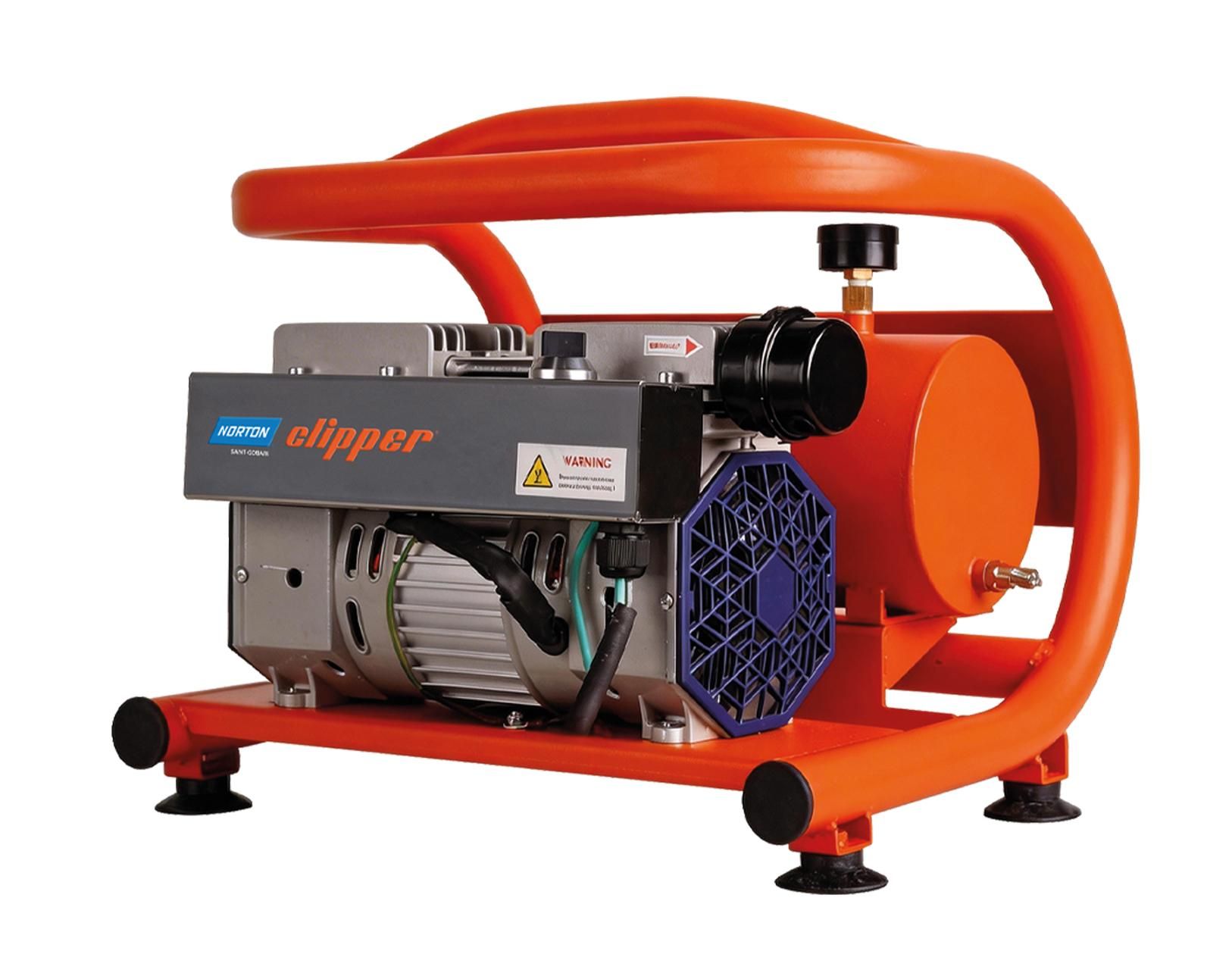 Mit der Norton Clipper CVP 113 Vakuumpumpe bietet Norton Abrasives eine durchdachte, robuste und sichere Lösung für professionelle Bohranwendungen. Die Kombination aus hoher Saugleistung, intelligenter Sicherheitsausstattung und einfacher Handhabung macht sie zur idealen Wahl für Anwender, die präzise Ergebnisse, kurze Rüstzeiten und maximale Sicherheit erwarten.