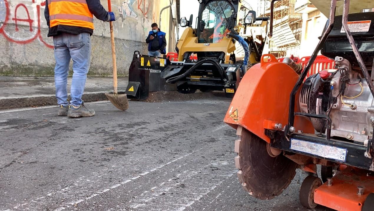 lavori di scavo per la posa della fibra ottica con le mole diamantate spessorate Norton Clipper