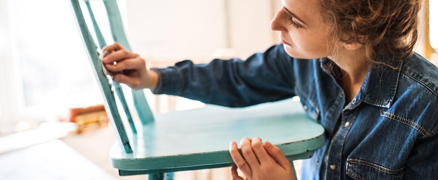 Lady sanding chair - upcycling furniture