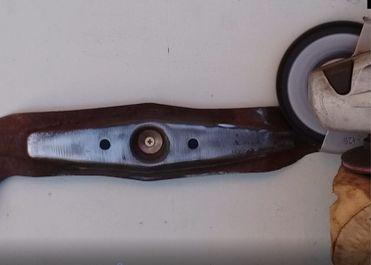 aiguiser-nettoyer-lame-tondeuse-avec-disqueuse