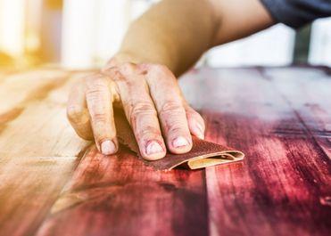 astuce : poncer ou décaper dans le sens du bois